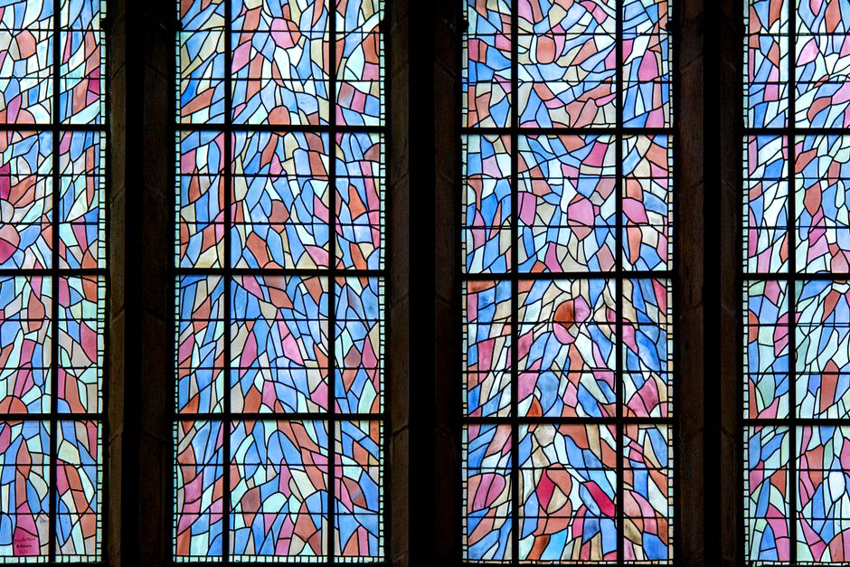 Farbenfrohe Bleiglas-ähnliche Fensteraufkleber im Wohnzimmer.